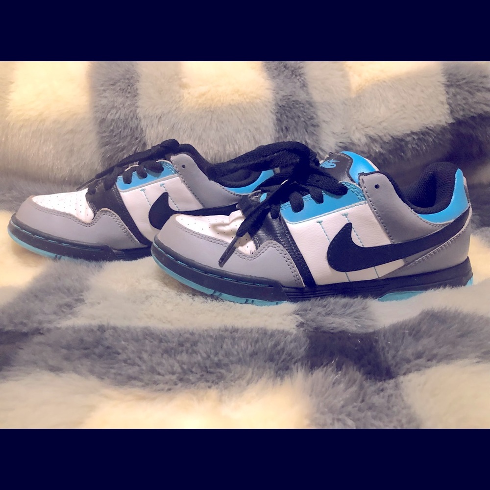 Nike shoes size 3. Gently worn.